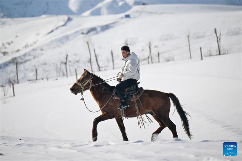 Xinjiang : un jeune Kazakh d'une famille de bergers réalise son rêve de devenir pilote