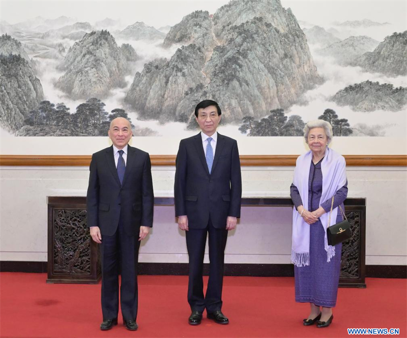 Le plus haut conseiller politique chinois rencontre le roi et la reine mère du Cambodge