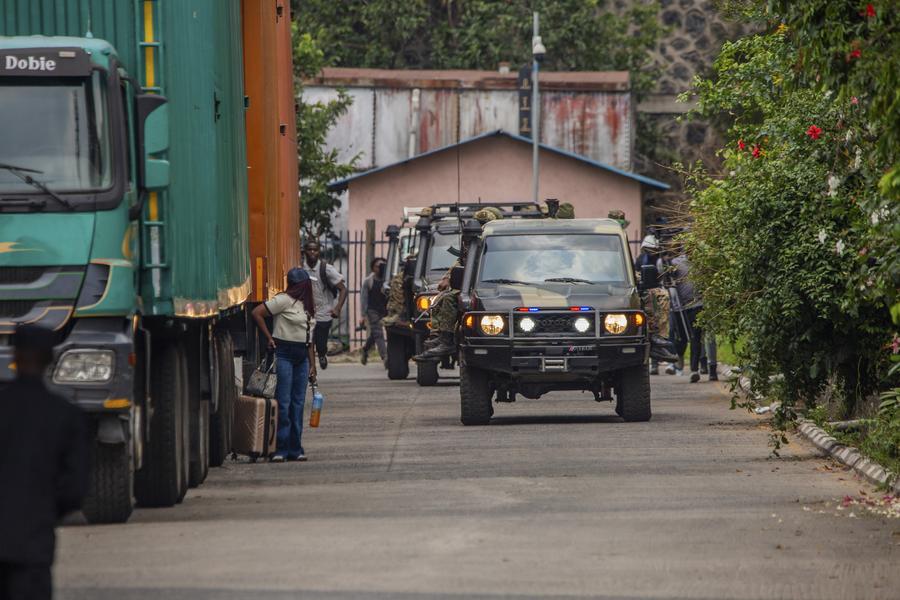 Un convoi militaire de véhicules du M23 s'approche du poste-frontière de la Grande Barrière entre le Rwanda et la République démocratique du Congo (RDC), avant la remise de 14 membres des Forces démocratiques de libération du Rwanda (FDLR) le 1er mars 2025. (Xinhua/Cyril Ndegeya)