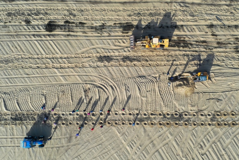Xinjiang : le désert du Taklamakan complètement entouré d'une ceinture verte grâce aux efforts de contrôle du sable