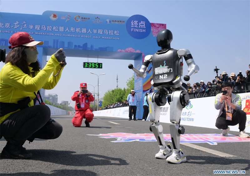 Chine Des Robots Humano des Accomplissent Le Premier Semi marathon 