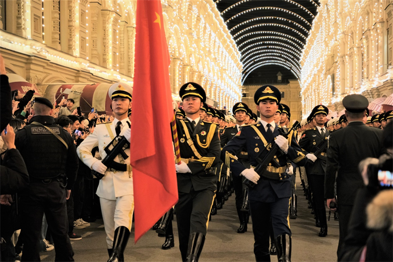 La garde d'honneur de l'Armée populaire de libération chinoise fait une apparition spectaculaire à Moscou