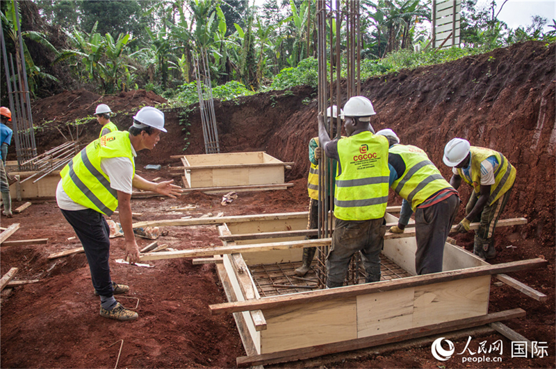 Comment la « source de propreté » construite par la Chine profite à des milliers de ménages au Cameroun