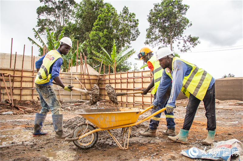 Comment la « source de propreté » construite par la Chine profite à des milliers de ménages au Cameroun