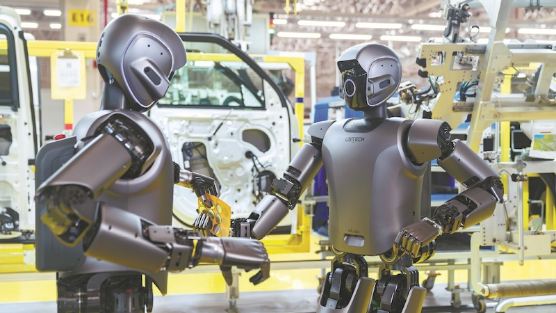 Les robots humanoïdes des usines partagent leurs connaissances à mesure qu'ils apprennent