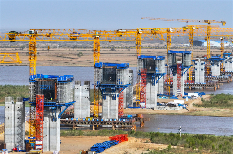 Mongolie intérieure : la construction du pont sur le fleuve Jaune de Dengkou à Bayannur bat son plein