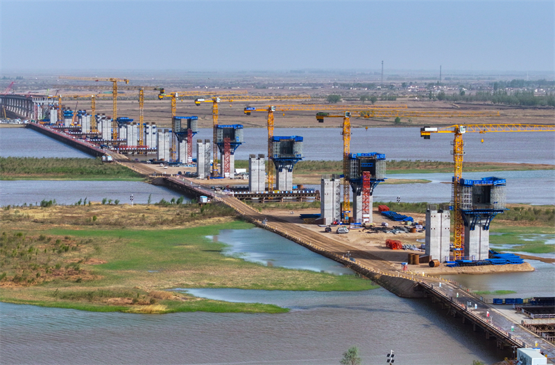 Mongolie intérieure : la construction du pont sur le fleuve Jaune de Dengkou à Bayannur bat son plein