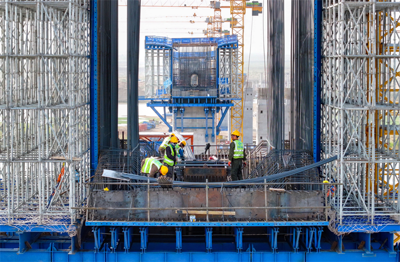 Mongolie intérieure : la construction du pont sur le fleuve Jaune de Dengkou à Bayannur bat son plein