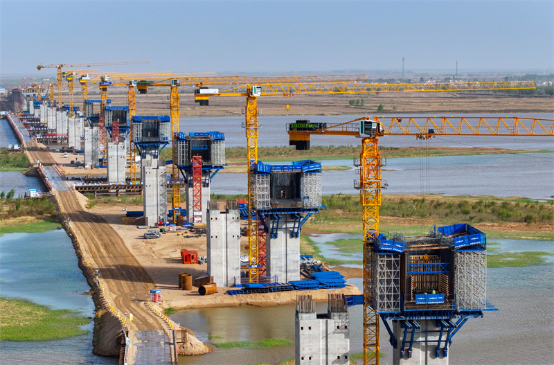 Mongolie intérieure : la construction du pont sur le fleuve Jaune de Dengkou à Bayannur bat son plein