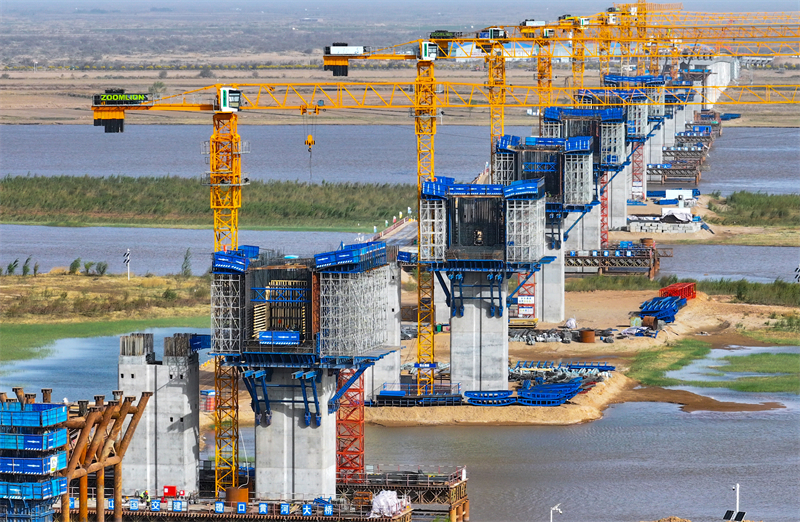 Mongolie intérieure : la construction du pont sur le fleuve Jaune de Dengkou à Bayannur bat son plein