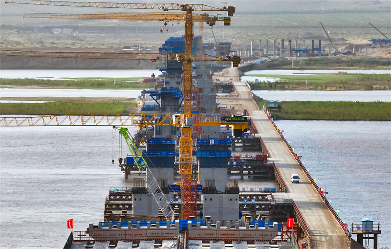 Mongolie intérieure : la construction du pont sur le fleuve Jaune de Dengkou à Bayannur bat son plein