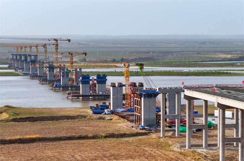 Mongolie intérieure : la construction du pont sur le fleuve Jaune de Dengkou à Bayannur bat son plein