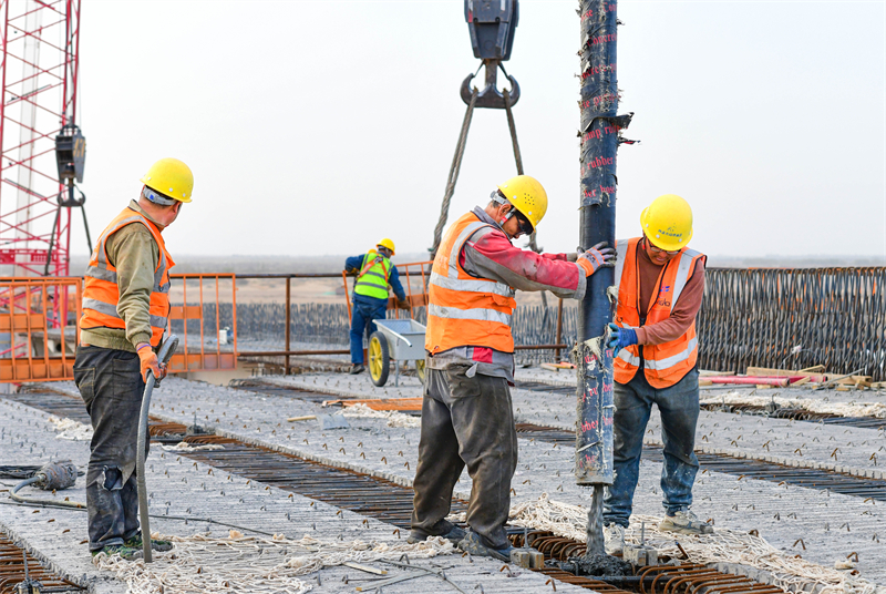 Mongolie intérieure : la construction du pont sur le fleuve Jaune de Dengkou à Bayannur bat son plein