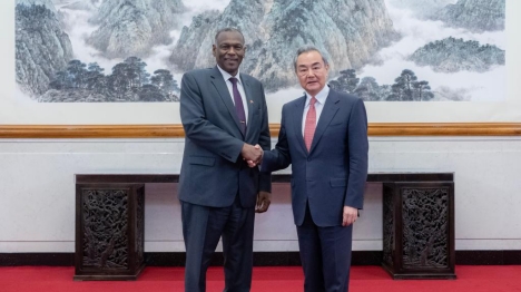 Le ministre chinois des Affaires étrangères rencontre son nouveau homologue soudanais