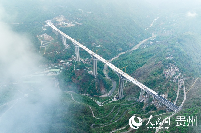 Guizhou : le Grand Pont de Liuzhi connecté avec succès