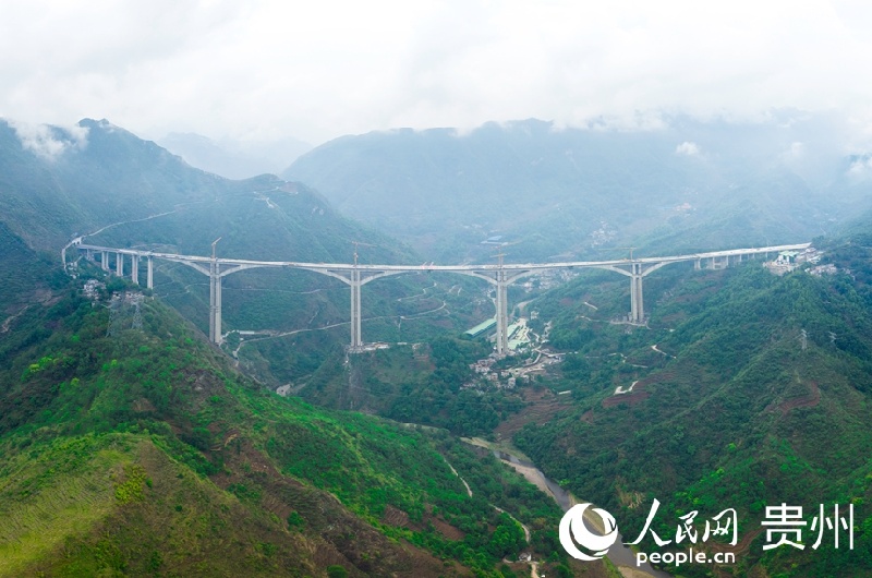 Guizhou : le Grand Pont de Liuzhi connecté avec succès