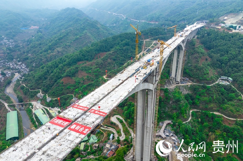 Guizhou : le Grand Pont de Liuzhi connecté avec succès