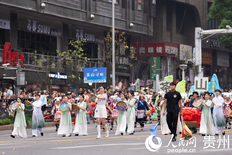 Guizhou : un grand défilé pour l'unité ethnique expose ses charmes culturels