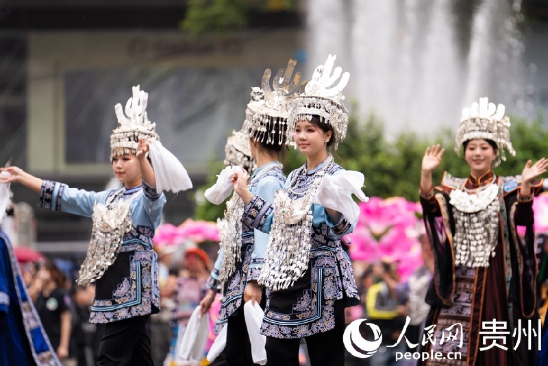 Guizhou : un grand défilé pour l'unité ethnique expose ses charmes culturels