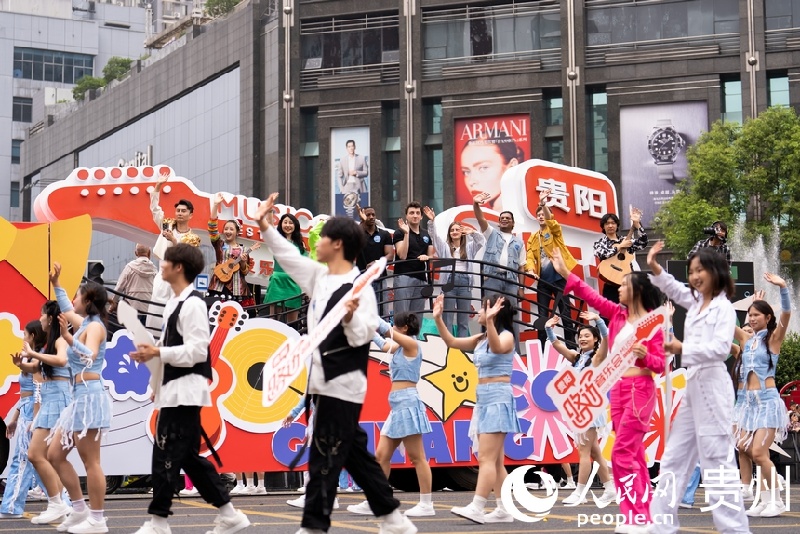 Guizhou : un grand défilé pour l'unité ethnique expose ses charmes culturels