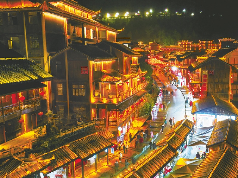 Chongqing : des visiteurs belges découvrent les traditions des Tujia avec enthousiasme