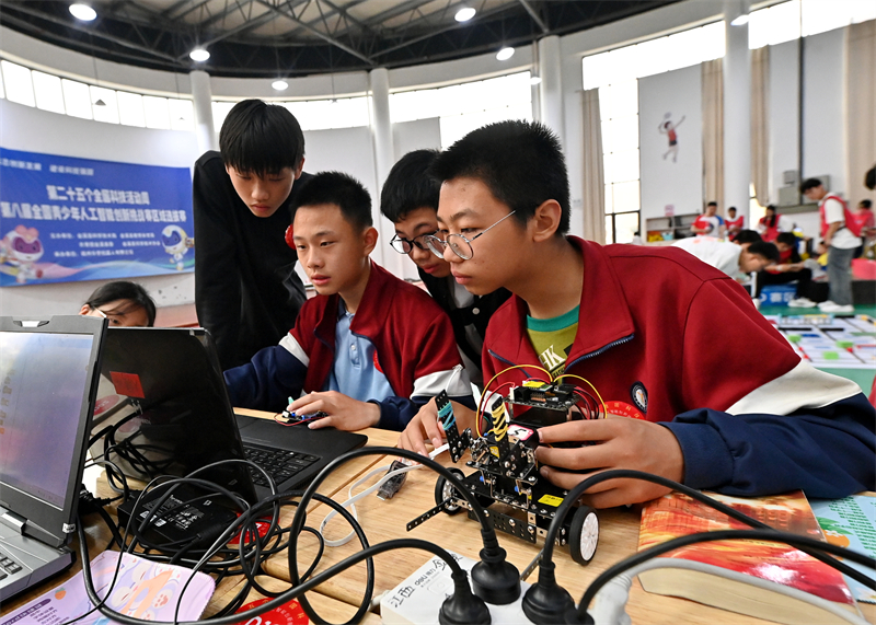 Jiangxi : un concours de robots renforce l'intérêt des jeunes pour les sciences et technologies à Jinxi