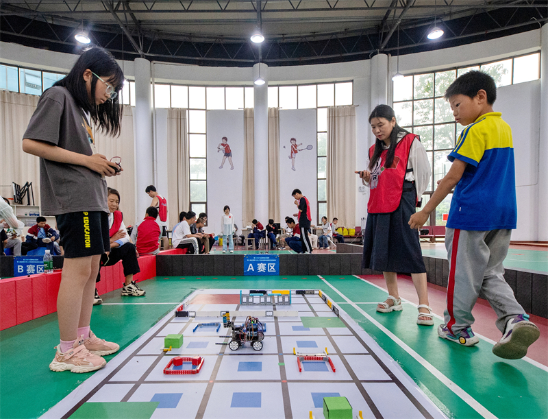 Jiangxi : un concours de robots renforce l'intérêt des jeunes pour les sciences et technologies à Jinxi
