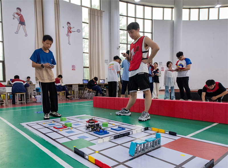 Jiangxi : un concours de robots renforce l'intérêt des jeunes pour les sciences et technologies à Jinxi
