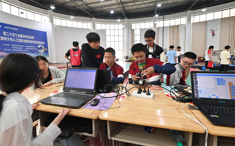 Jiangxi : un concours de robots renforce l'intérêt des jeunes pour les sciences et technologies à Jinxi