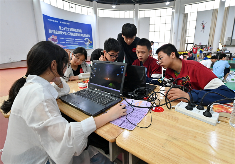 Jiangxi : un concours de robots renforce l'intérêt des jeunes pour les sciences et technologies à Jinxi