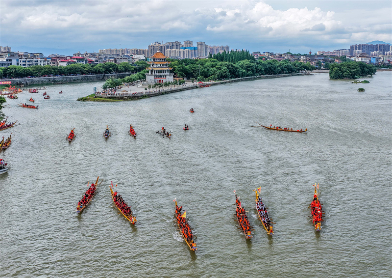 Hunan : une « parade des Cent Dragons » organisée dans le comté de Dao pour célébrer le Festival des bateaux-dragons