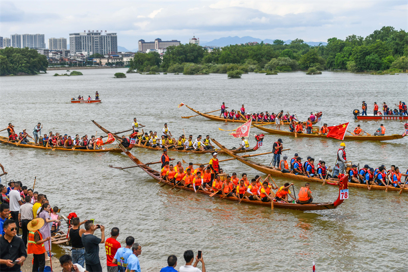 Hunan : une « parade des Cent Dragons » organisée dans le comté de Dao pour célébrer le Festival des bateaux-dragons
