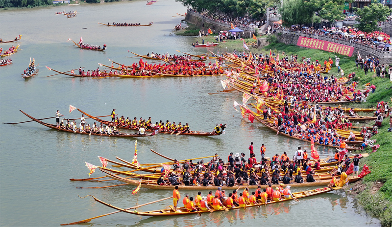 Hunan : une « parade des Cent Dragons » organisée dans le comté de Dao pour célébrer le Festival des bateaux-dragons