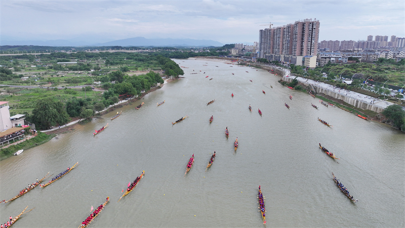 Hunan : une « parade des Cent Dragons » organisée dans le comté de Dao pour célébrer le Festival des bateaux-dragons