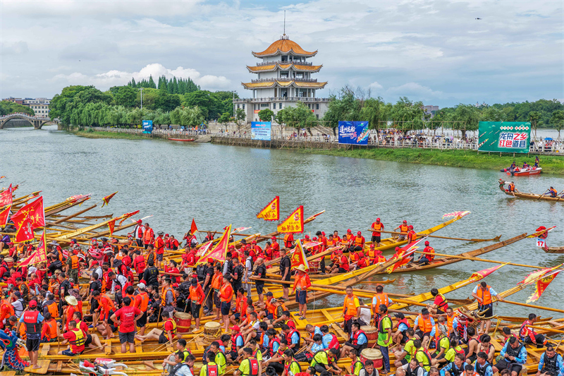 Hunan : une « parade des Cent Dragons » organisée dans le comté de Dao pour célébrer le Festival des bateaux-dragons