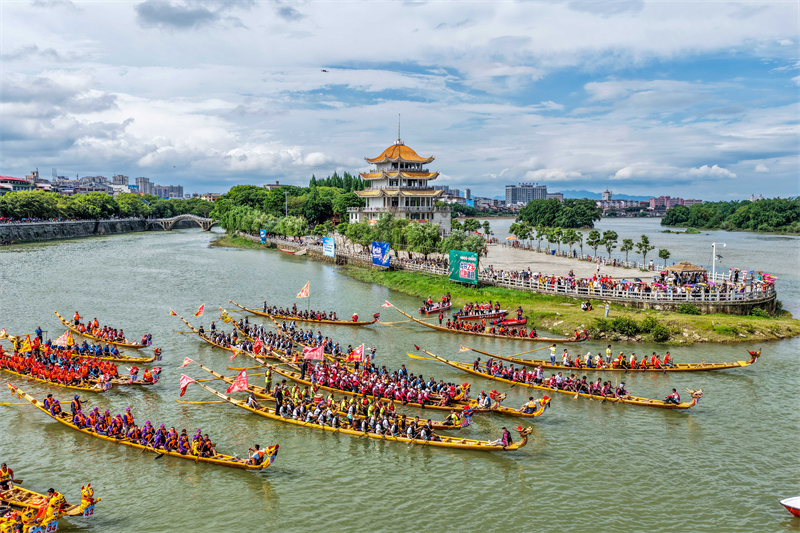 Hunan : une « parade des Cent Dragons » organisée dans le comté de Dao pour célébrer le Festival des bateaux-dragons