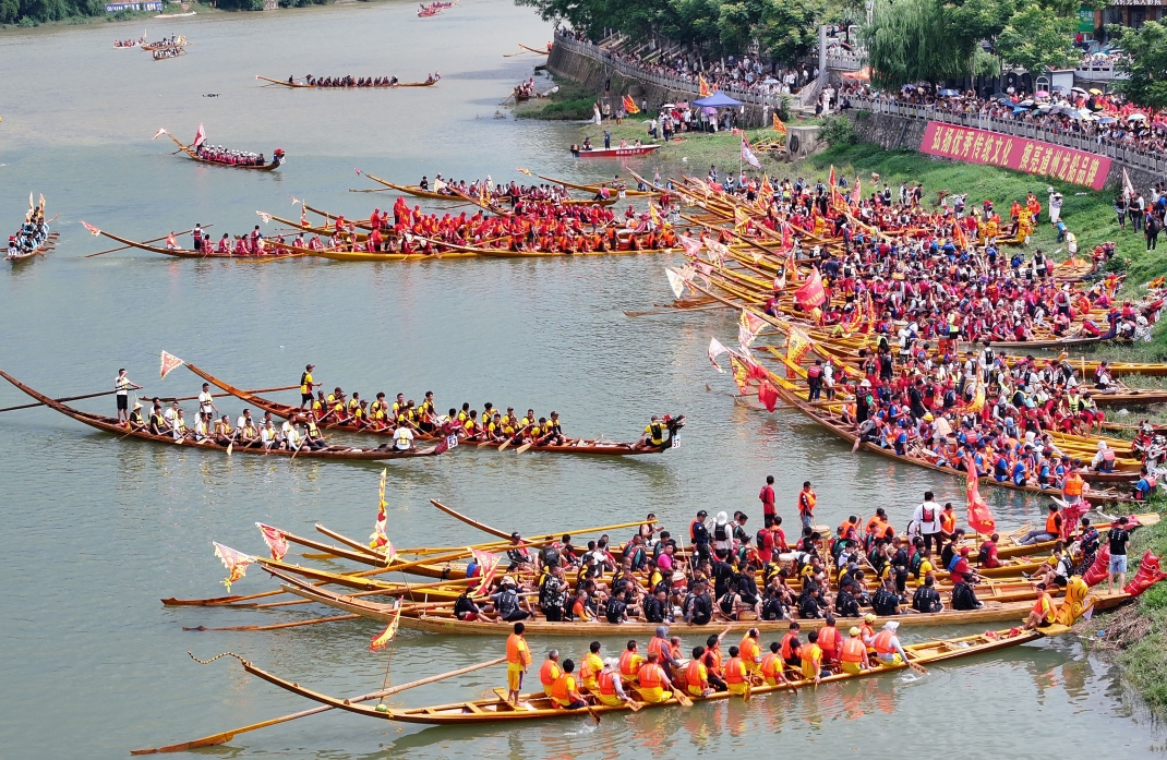 Hunan : une « parade des Cent Dragons » organisée dans le comté de Dao pour célébrer le Festival des bateaux-dragons