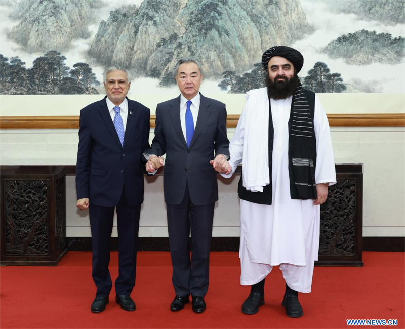 Les ministres des Affaires étrangères chinois, afghan et pakistanais tiennent une réunion informelle à Beijing
