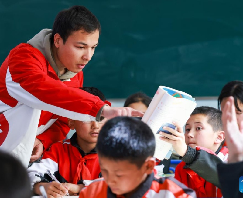 Xinjiang : comment des enseignants bénévoles illuminent les salles de classe rurales