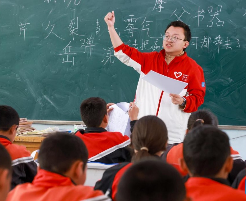 Xinjiang : comment des enseignants bénévoles illuminent les salles de classe rurales