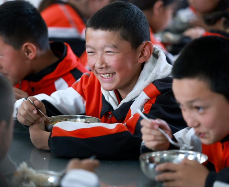 Xinjiang : comment des enseignants bénévoles illuminent les salles de classe rurales