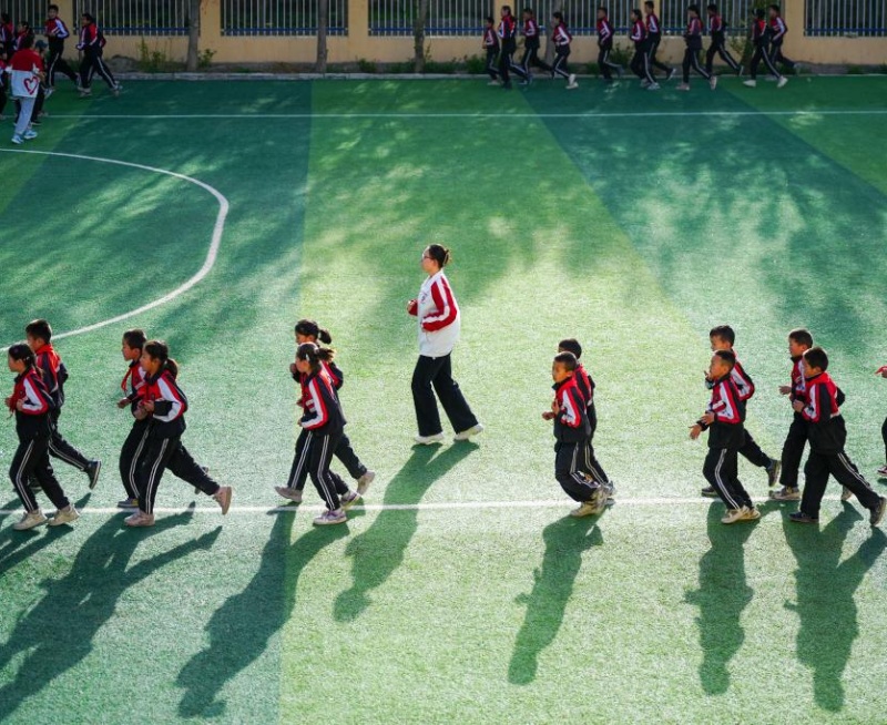 Xinjiang : comment des enseignants bénévoles illuminent les salles de classe rurales