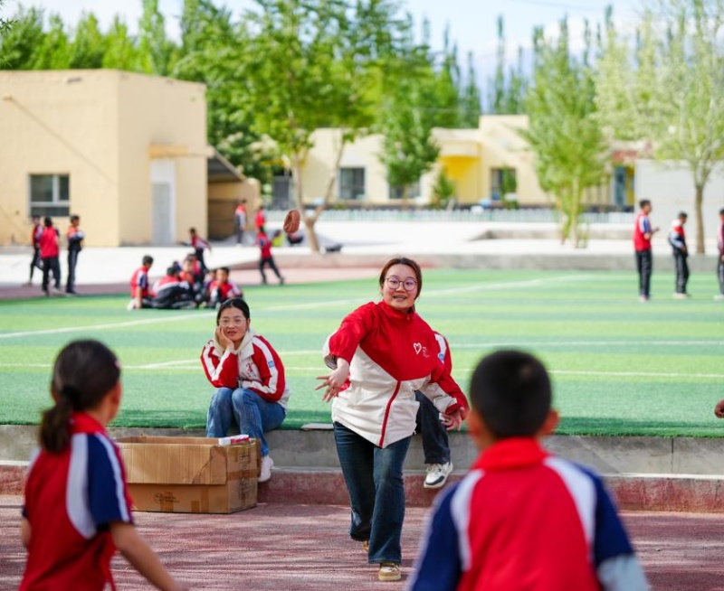 Xinjiang : comment des enseignants bénévoles illuminent les salles de classe rurales