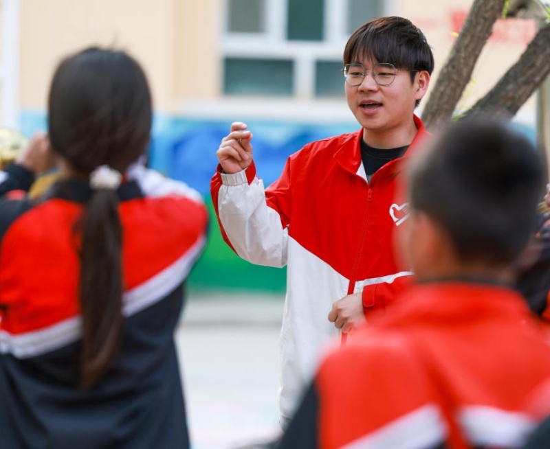 Xinjiang : comment des enseignants bénévoles illuminent les salles de classe rurales