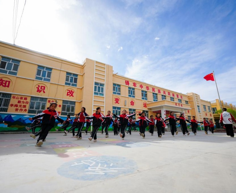 Xinjiang : comment des enseignants bénévoles illuminent les salles de classe rurales