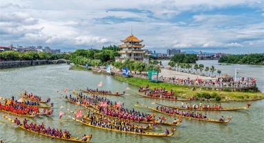 Hunan : une « parade des Cent Dragons » organisée dans le comté de Dao pour célébrer le Festival des bateaux-dragons