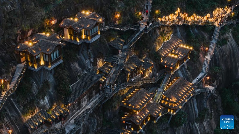 Jiangxi : les merveilles à flanc de falaise de Wangxian stimulent le tourisme dans l'est de la Chine