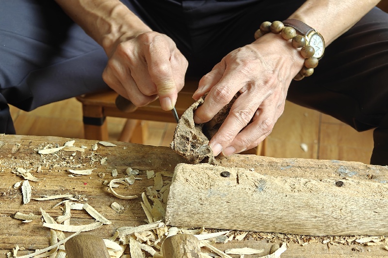 L'envoûtant parfum d'un arbre : à la découverte des techniques ancestrales du patrimoine culturel immatériel du Lingnan