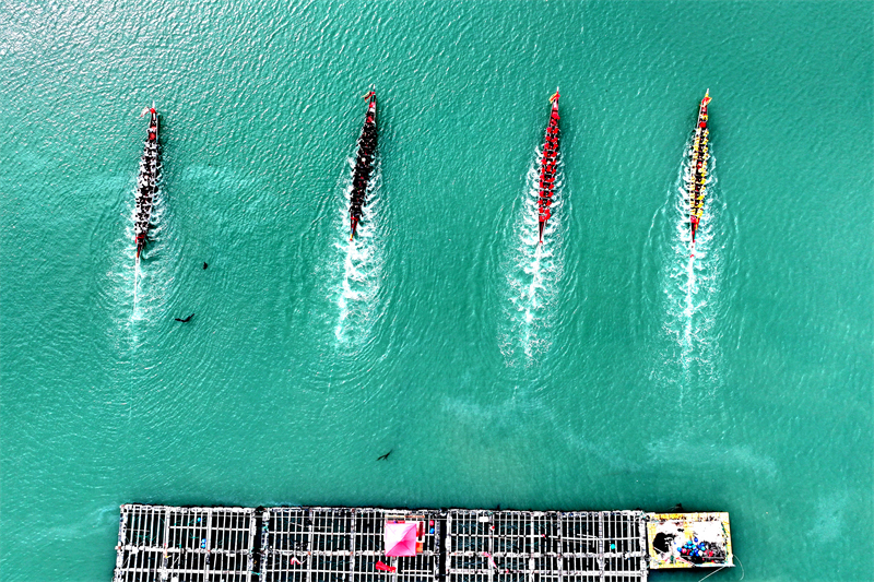 Fujian : une course de bateaux-dragons en mer à Lianjiang