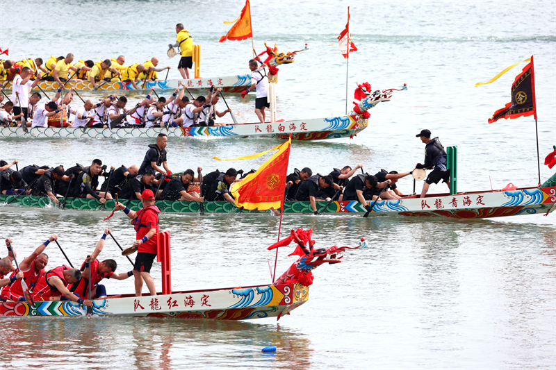 Fujian : une course de bateaux-dragons en mer à Lianjiang